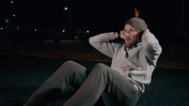 Abs yapan adam açık havada ayarlar.