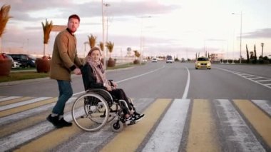 Adam şehirde yaya geçidi üzerinde araba engelli kadın kaldırıyor