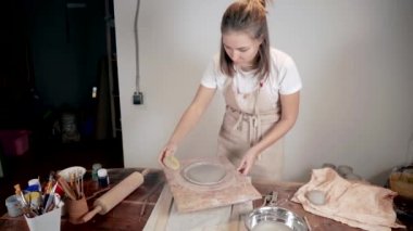 Çömlekçi onu çömlek zanaat için sünger kullanarak.