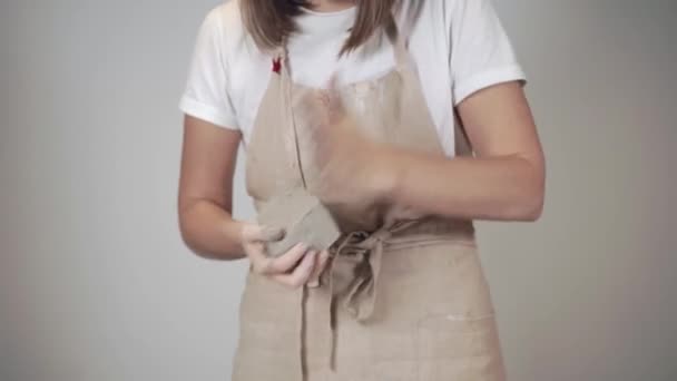 Alfarera femenina trabajando en su taller — Vídeos de Stock