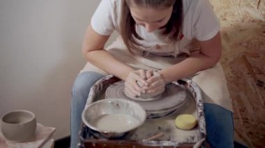 Çamur döşeyen kadın.