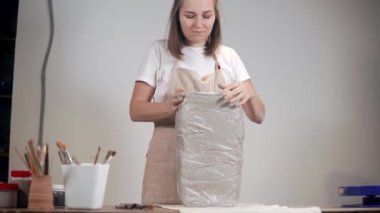 Sanatçı stüdyosunda bir kil büyük bir parça açma