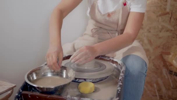 Женщина-гончар создает керамическую глиняную вазу . — стоковое видео