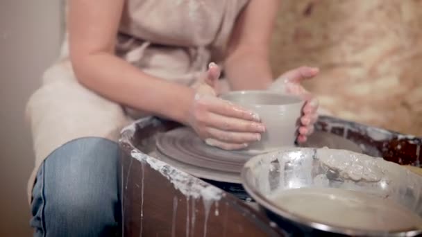 Chica joven haciendo cerámica en una rueda . — Vídeos de Stock