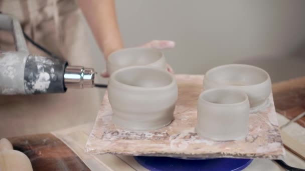 Keramik práce s keramickými výrobky v dílně. — Stock video