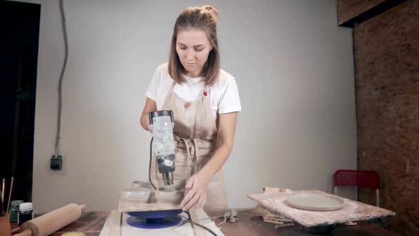 Chica secando sus productos de arcilla . — Vídeos de Stock