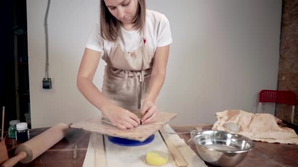 彼女の小さなワークショップで陶器を作る熟練した陶芸家. — ストック動画