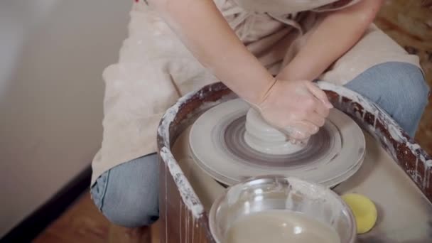 Potter moldeando su producto de arcilla en una rueda . — Vídeo de stock