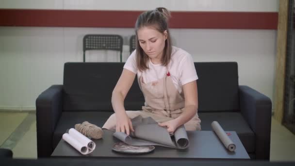 Potter preparing a present in her art studio. — Stock Video