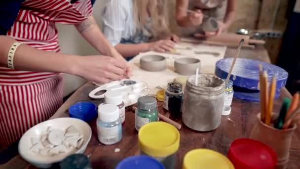 Grupo de mulheres estão trabalhando em oficina de cerâmica, fazendo copos de argila e pintura — Vídeo de Stock