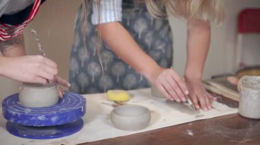 Kupalar ve tabaklar yapıyor küçük çömlek sınıfı.