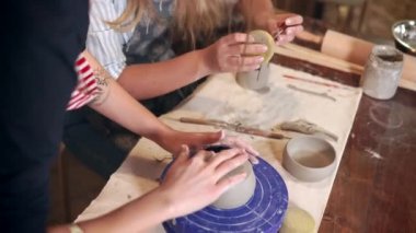 Kil ürünleri ile aktif olarak çalışan kızlar.