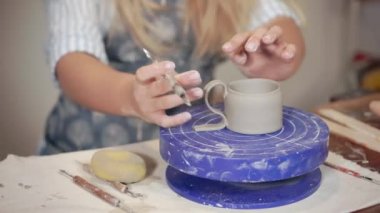 Yeni başlayanlar bir sınıfta çömlekçilik yapıyor.