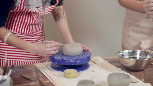 Lekce keramiky v dílně. — Stock video