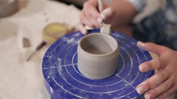 Donna sta creando tazza di argilla fatta a mano in officina — Video Stock