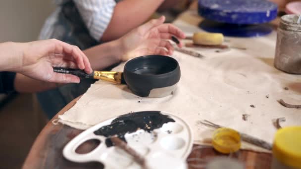 Декорування глиняного горщика в майстерні . — стокове відео