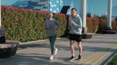 Şehir parkında yaz gününde iki kasaba halkının Sabah jog