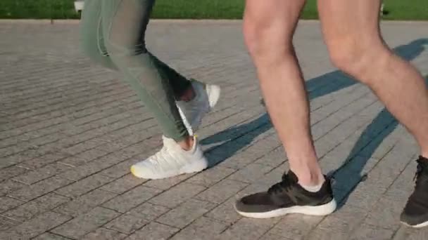 Pernas de homem e mulher em execução, close-up de pés e sapatos — Vídeo de Stock