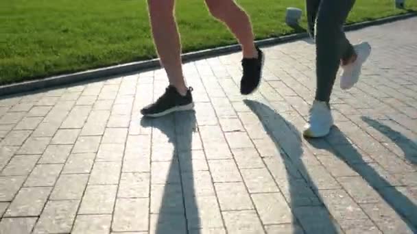 年轻运动员在阳光明媚的天气中奔跑的腿，特写镜头 — 图库视频影像