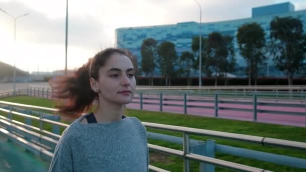 La joven ciudadana corre sola por la noche en el área de la ciudad — Vídeos de Stock