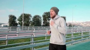 Erkek koşucu güneşli havalarda açık havada stadyumda eğitim