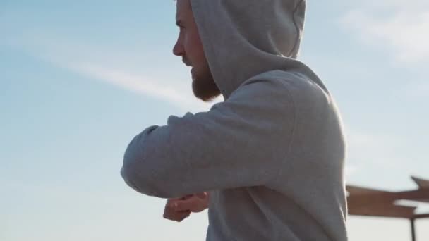 Sportler dreht Oberkörpertraining im Freien, Detailansicht — Stockvideo
