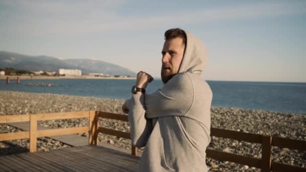 Townsman está haciendo ejercicio al aire libre cerca del mar en la mañana de verano — Vídeos de Stock