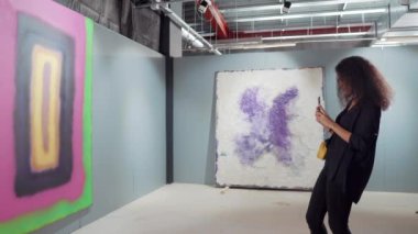 Guard sanat galerisinde fotoğraf çekmek için kadın ziyaretçi yasaktır