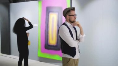 Ziyaretçiler, modern sanat müzesi nin salonunda sanat eserlerini gizleyenler