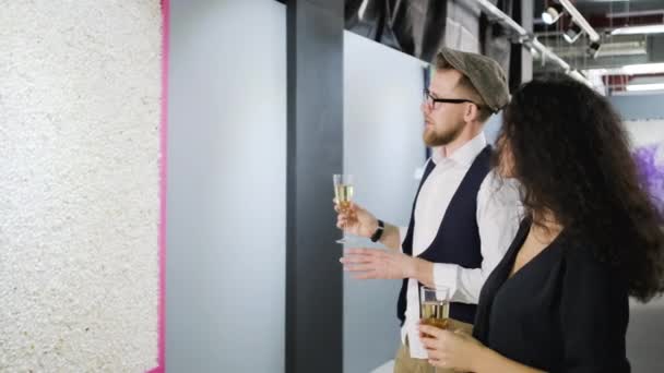 Artista está explicando a ideia jovem mulher de imagem na abertura da galeria de arte — Vídeo de Stock