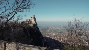 Guaita kulesi ve San-Marino manzaralı Monte Titano dağı