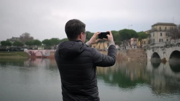 Turista está tirando fotos da paisagem urbana por smartphone — Vídeo de Stock