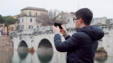 Adam akıllı telefon köprüsü ile fotoğraf çekiyor