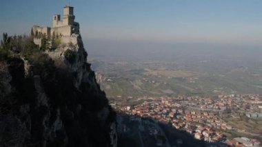 Monte Titano dağındaki Guaita kulesi ve San-Marino panoraması