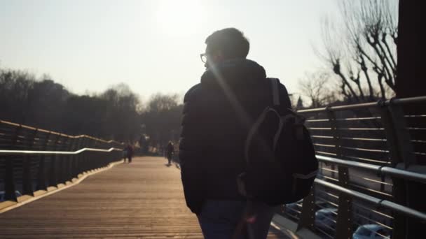 Homem está caminhando sobre ponte na cidade — Vídeo de Stock