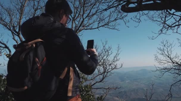 El hombre está tomando fotos del paisaje por teléfono móvil — Vídeo de stock