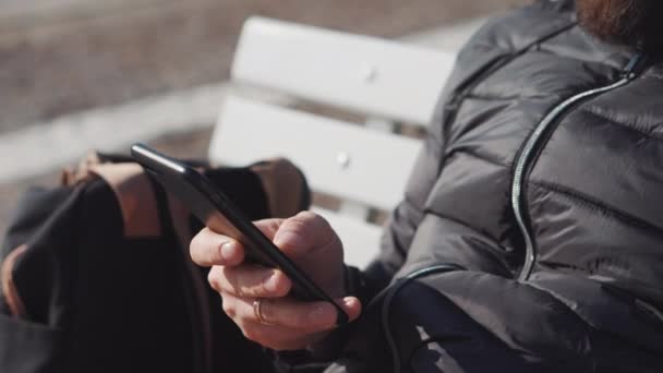 Man is swipen scherm van mobiele telefoon door vingers — Stockvideo