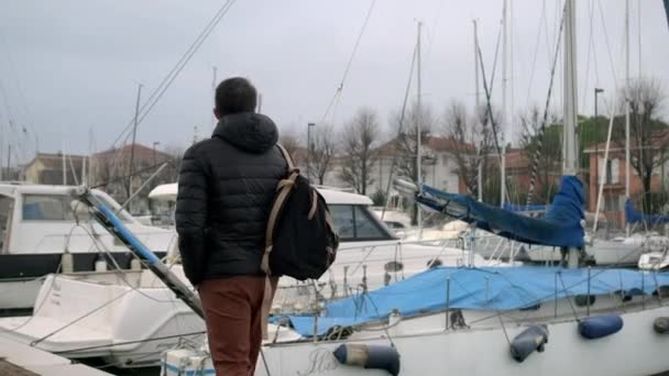 El hombre camina por la calle italiana Via destra del port en Rimini — Vídeo de stock