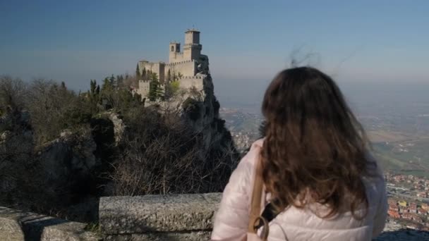 Kvinnan beundrar Guaita Tower på Mount Monte Titano i San-Marino — Stockvideo