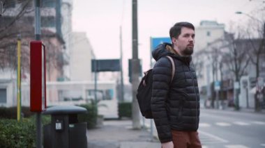 Adam yaya geçidi ile yolun yakınında duruyor