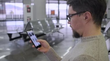 Adam akıllı telefon online giyim mağazası kataloğu izliyor