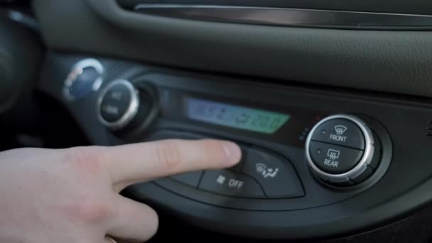 Řidič seřizuje klimatickou kontrolu v autě — Stock video