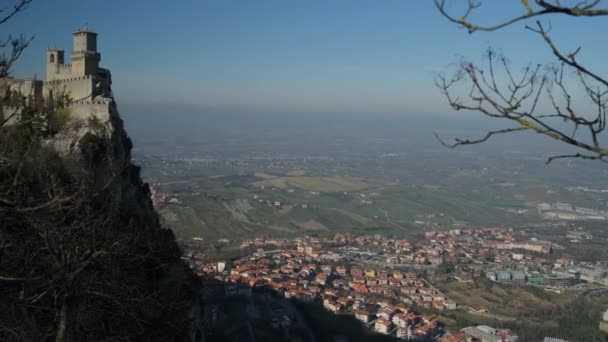 Vista dall'alto sulla città di San Marino e la torre Guaita dal monte — Video Stock