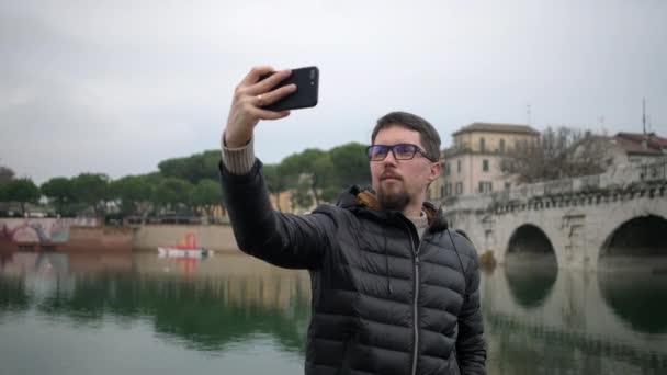 L'uomo si sta fotografando con il cellulare — Video Stock