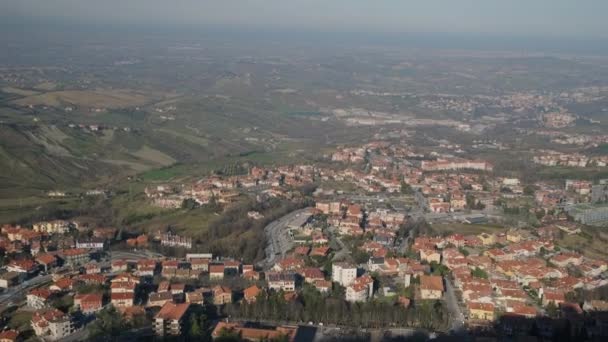 Top panoráma kilátás a San-Marino városára napsütéses időben — Stock videók