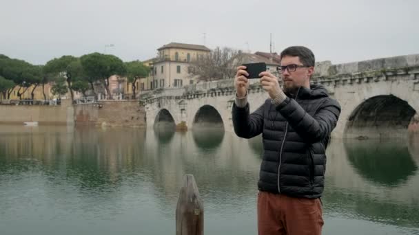 L'uomo sta fotografando in centro tramite smartphone — Video Stock