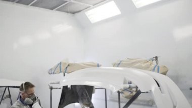 Araba servis merkezinde boyama işleri, adam beyaz renk tedetay boyama