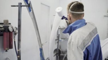 Astar ile oto gövde parçası kapsayan araba ressamı