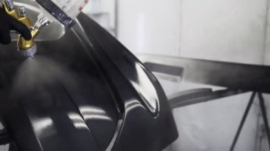Servis işçisinin elinde otomatik boya ile fıskiye yakın görünümü