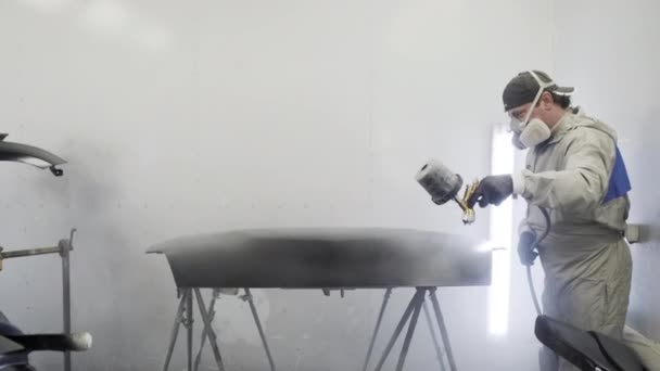 Carro pintor pulverizando tinta preta no capô — Vídeo de Stock